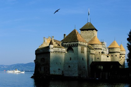 Suisse, Canton de Vaud, château de Chillon au bord du lac Leman au sud de Montreux et bateau à aubes