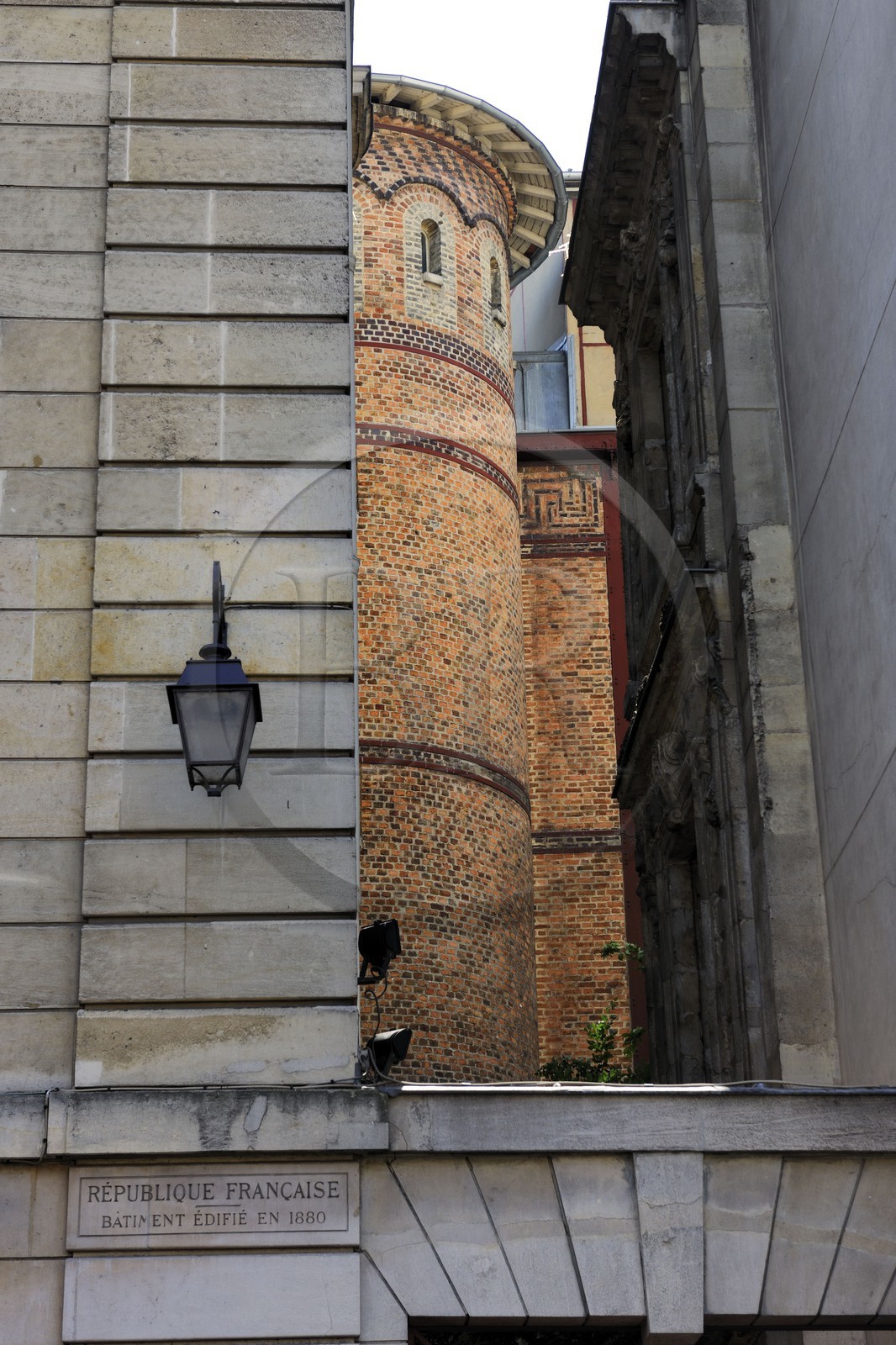 France, Paris (75), tour reconstruite sur l’enceinte de Philippe Auguste dans le Crédit Municipal rue des Francs Bourgeois