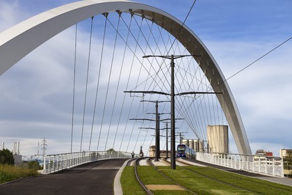 France, Bas-Rhin (67), Strasbourg, le pont piéton, vélo et du tram de la ligne D sur le bassin Vauban reliant Strasbourg à Kehl en Allemagne appelé Pont Citadelle