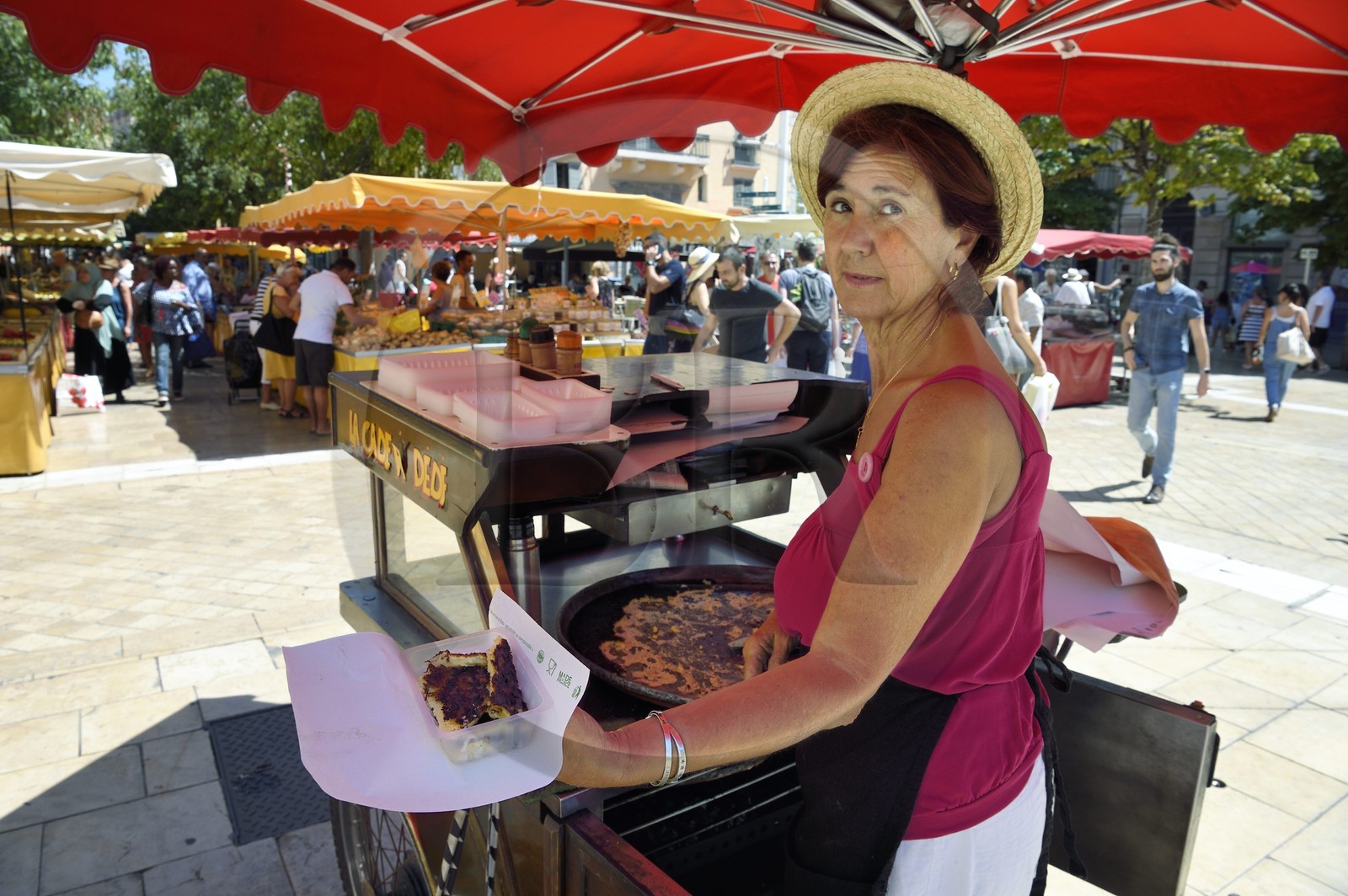 France, Var (83), Toulon, vente de la spécialité locale la Cade (galette de farine de pois chiches) sur le marché du Cours Lafayette