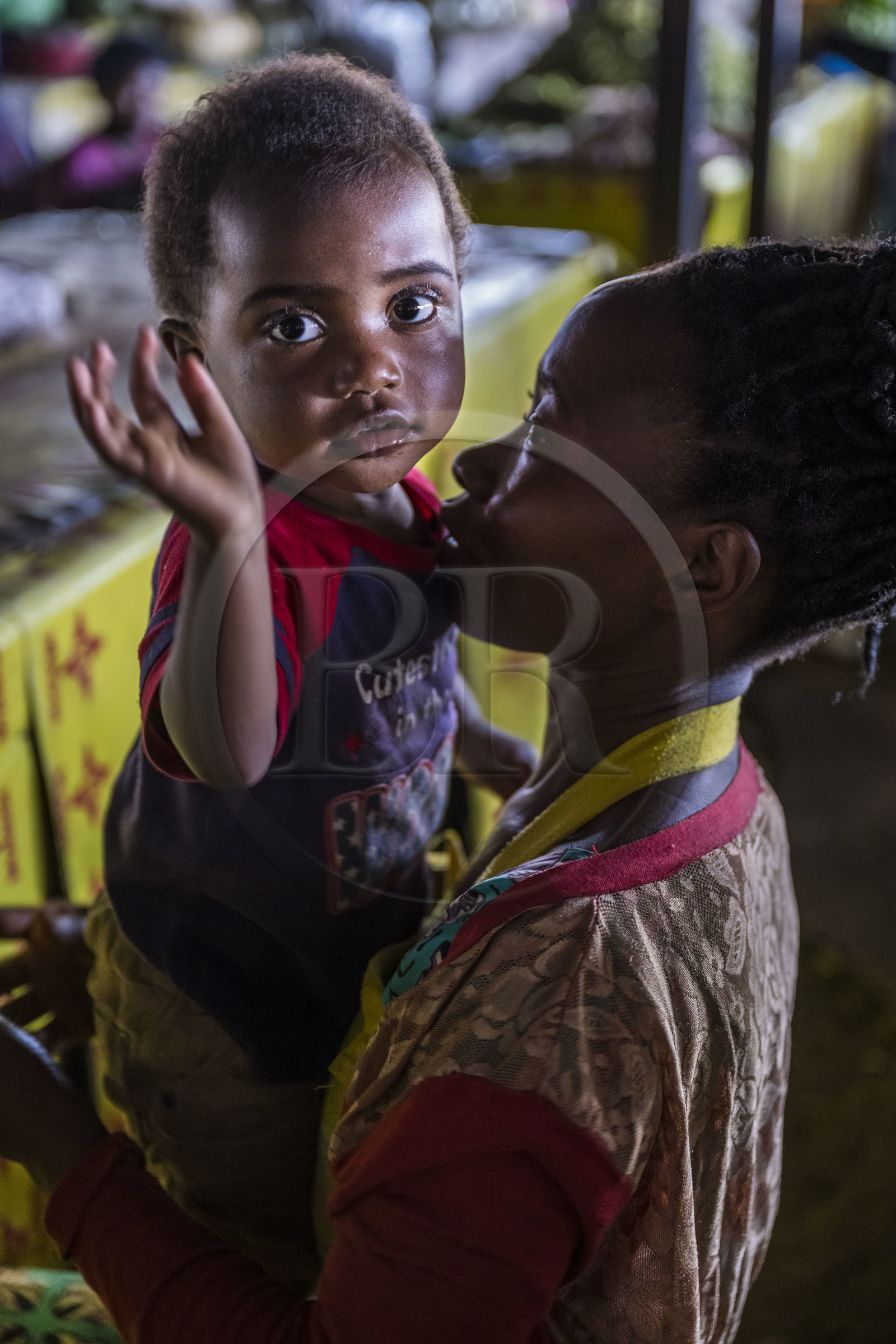 Rwanda, Province du Nord, Musanze (anciennement nommée Ruhengeri), le marché central, mère et enfant