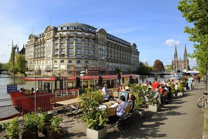 France, Bas Rhin (67), Strasbourg, les nouveaux bistrots péniches sur le quai des Pêcheurs sur les bords de l'Ill
