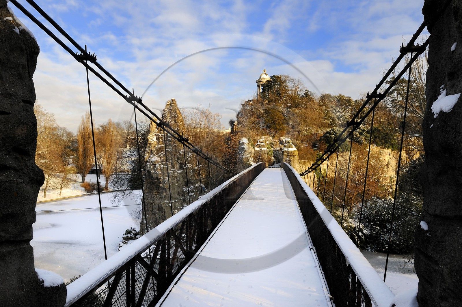 France, Paris (75), parc des Buttes Chaumont sous la neige, l'île du parc surmontée du temple de la Sibylle construit en 1869 par l'architecte Gabriel Davioud France, Paris (75), parc des Buttes Chaumont sous la neige, l'île du parc surmontée du temple de la Sibylle construit en 1869 par l'architecte Gabriel Davioud