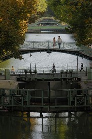 France, Paris (75), canal Saint-Martin, couple d'amoureux sur le pont de l'écluse de la rue de Lancry
