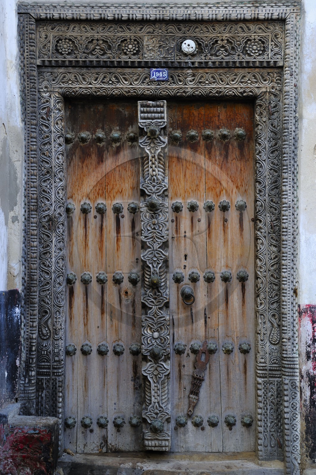 Tanzanie, archipel de Zanzibar, île de Unguja (Zanzibar), ville de Zanzibar, quartier Stone Town, classé Patrimoine Mondial de l' UNESCO, une porte de type arabe de la vieille ville dans le quartier de Shangani