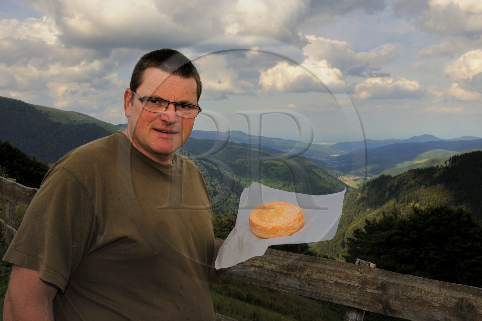 France, Haut-Rhin (68), la route des Crêtes vers Metzeral, ferme marcaire de Steinwasen, Jean-Claude Matter présent son munster fermier