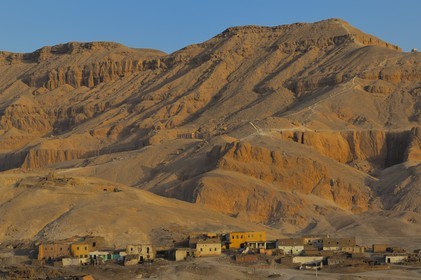 Egypte, Haute Egypte, vallée du Nil, environs de Louxor, Thèbes Ouest, nécropole thébaine, vieux village de Gournah au pied des Tombes des Nobles (vue aérienne)