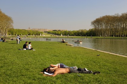 France, Yvelines (78), parc du château de Versailles, classé Patrimoine Mondial de l'UNESCO, le Grand Canal puis le bassin d'Apollon par Tuby avec le char d'Apollon et l'axe du Soleil vers le château
