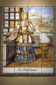 France, Alpes-Maritimes (06), Pont du Loup à Tourrettes-sur-Loup, Confiserie Florian, La Confiseuse d'après une gravure du XVIIIème siècle