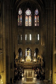 France, Paris (75), Ile de la Cité, cathédrale Notre-Dame de Paris, célébration d'une messe dans le choeur, on apperçoit la Vierge à l'Enfant sur la colonne droite au niveau du transept
