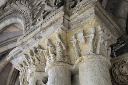 France, Seine-Maritime (76), Saint-Martin-de-Boscherville, Abbaye Saint-Georges de Boscherville du XIIe siècle, chapiteau historié de la salle du chapitre
