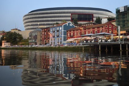 Espagne, Pays basque espagnol, Biscaye, Bilbao, le Stade San Mamés (2013) par l'architecte Norman Foster en bordure du Ria de Bilbao