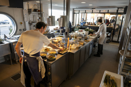 France, Loire-Atlantique (44), Saint-Nazaire, le restaurant GAMIN dirigé par le chef Bastien Guillochon ici en cuisine et son épouse Charlotte