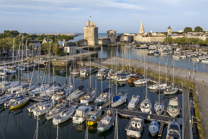 France, Charente-Maritime (17), La Rochelle, la Tour Saint-Nicolas à gauche et la Tour de la Chaîne à droite protègent l'entrée du Vieux Port, le bassin à flot au premier plan et la tour de la Lanterne en arrière plan (vue aérienne)