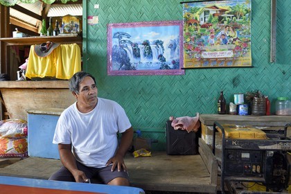 Philippines, Calamian Islands in northern Palawan, Uson Island in Coron Bay, village of Barangay Lajala, fishermen neighborhood, the boat builder Emiliano Diabordo