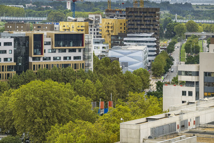 France, Hérault (34), Montpellier,  quartier de Port Marianne, immeubles bordant l'avenue Raymond Dugrand dont le Nuage réalisation du créateur Philippe Starck