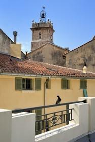 France, Var (83), Toulon, toits des anciennes halles municipales dans le style Art-déco transformées en halles gourmandes, la cathédrale Sainte-Marie-de-la-Seds en arrière plan