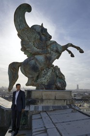 France, Paris (75), statue de cheval ailé sur le toit de l'Opéra Garnier et le chef du service intérieur Gilles Djeraouane