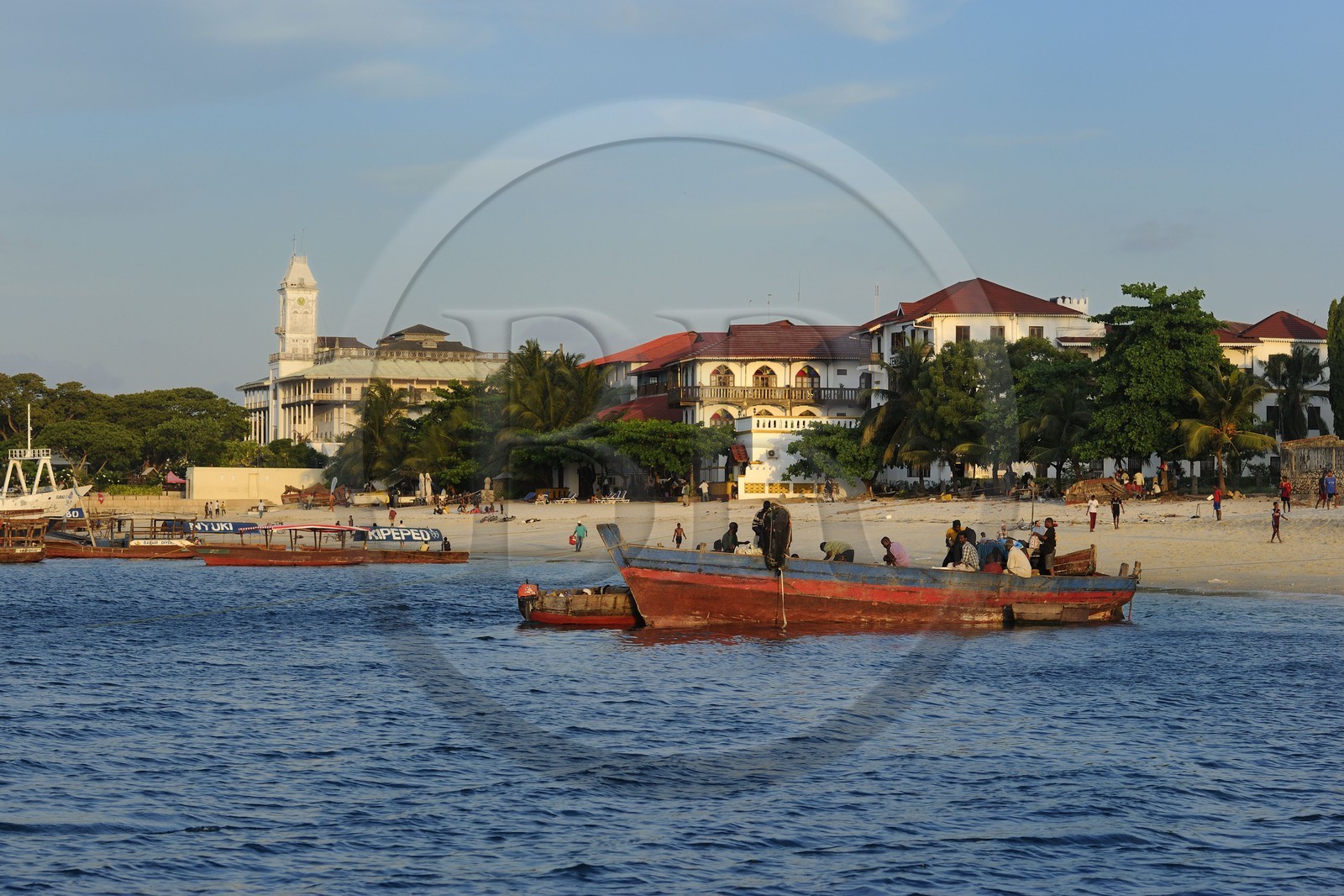 Tanzanie, archipel de Zanzibar, île de Unguja (Zanzibar), ville de Zanzibar, quartier Stone Town, classé Patrimoine Mondial de l' UNESCO, au fond derrière la plage le Beit El-Ajaib ou Maison des Merveilles abrite le Zanzibar National Museum of History &Culture