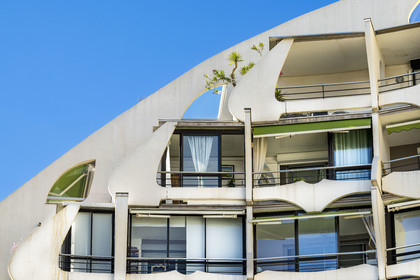 France, Hérault (34), La Grande-Motte, labellisé patrimoine du XXème siècle, La Grande Pyramide construite en 1974 par les architectes Jean Balladur et Jean-Bernard Tostivint, cet immeuble phare pour le port de la station Balnéaire domine toute la ville, forme un plan en Y incurvé et abrite un hôtel et des appartements