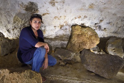 France, Dordogne (24), vallée de la Vézère, Sergeac, Site préhistorique de Castel Merle, la propriétaire Isabelle Castanet dans l'abri Reverdit