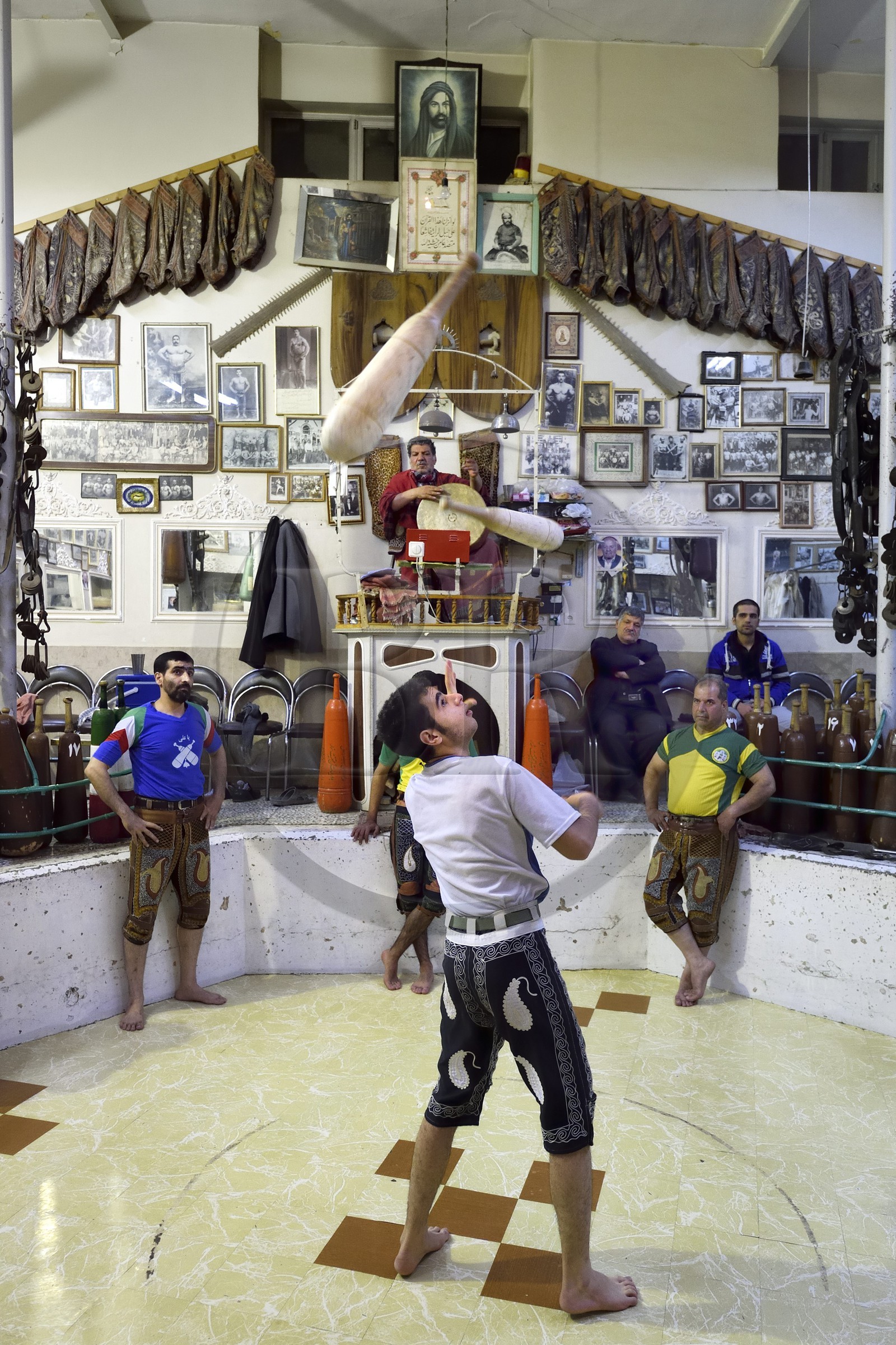 Iran, province d'Ispahan, Ispahan, maison de la force (Zurkhaneh) où est pratiqué le sport national traditionnel iranien appelé Varzesh-e Pahlavani