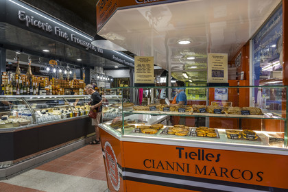 France, Hérault (34), Sète, Les Halles, marché couvert, fabricant et vendeur de Tielles