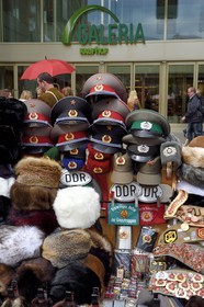 Allemagne, Berlin, Potsdamer Platz, vente de souvenirs évoquant la période communiste en DDR (RDA)