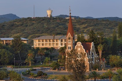 Namibie, région de Khomas, Windhoek, Christ Church (or Christuskirche), église luthérienne dessinée par l'architecte Gottlieb Redecker, et le Tintenpalast siège du Parlement de Namibie en arrière-plan