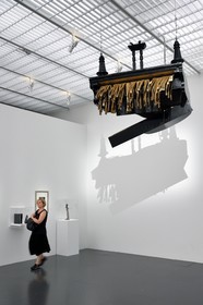 France, Moselle (57), Metz, quartier de l'Amphithéatre, le Centre Pompidou-Metz, centre d'art conçus par les architectes Shigeru Ban et Jean de Gastines, oeuvre de Rebecca Horn