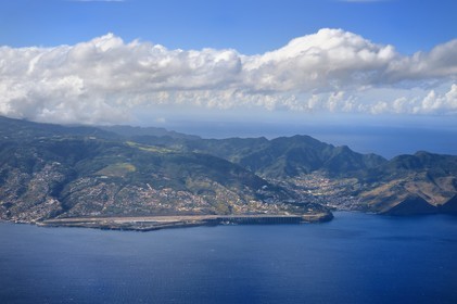 Portugal, Ile de Madère, Aéroport International de Madère Cristiano-Ronaldo qui dispose d'une piste de 2781m prolongée sur la mer grace à des piliers (vue aérienne)