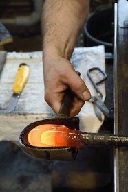 France, Moselle (57), Meisenthal, Centre international d’Art verrier (CIAV), l'atelier de soufflage, fabrication artisanale d'une boule de Noël, le souffleur régularise la masse au marbre tout en effectuant une rotation continue de sa canne