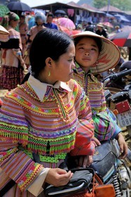 Vietnam, Lao Cai province, Bac Ha district, Can Cau market, women from the Flower Hmong minority