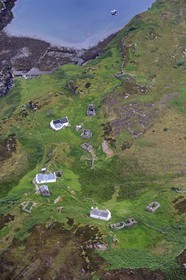 Royaume-Uni, Ecosse, Highland, Hébrides intérieures, Ile de Raasay, hameau de pêcheurs sur la presqu'île de Eilean Fladday sur la côte Ouest (vue aérienne)