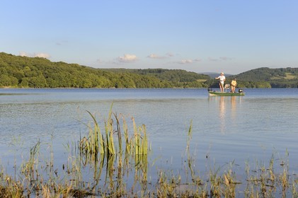 France, Nièvre (58), lac de Pannecière, pêche à la ligne en soirée