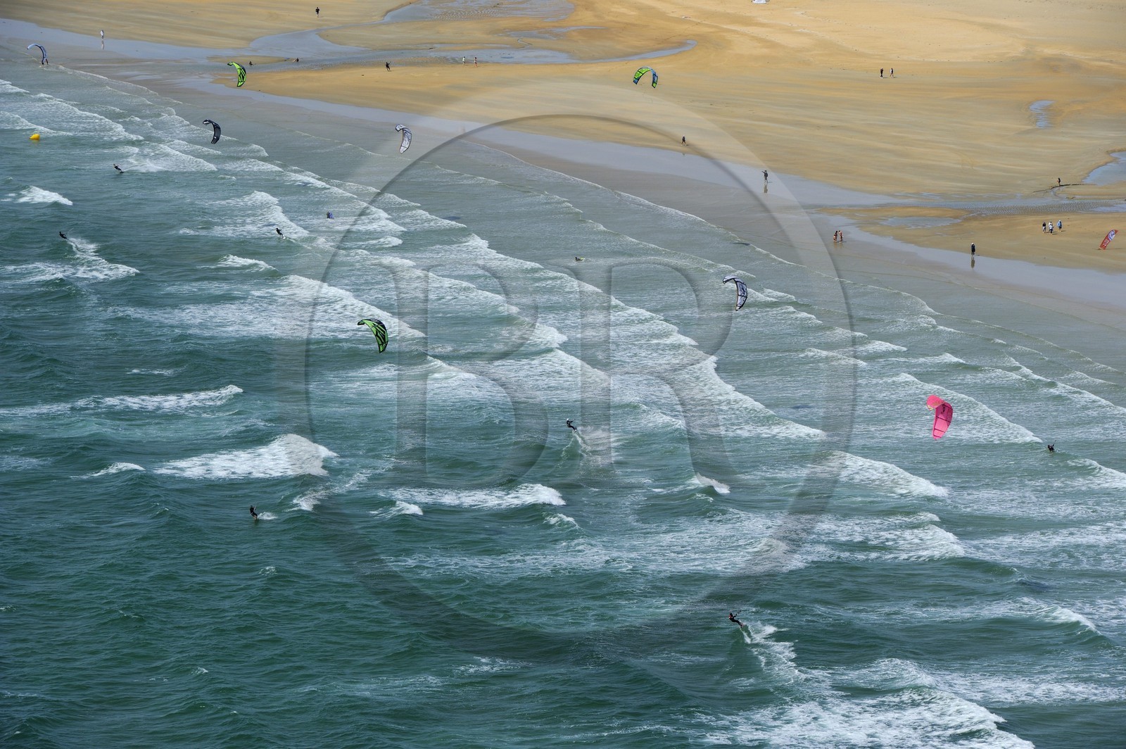 France, Morbihan (56), kitesurfing sur la plage d'Erdeven et de Plouharnel (vue aérienne)