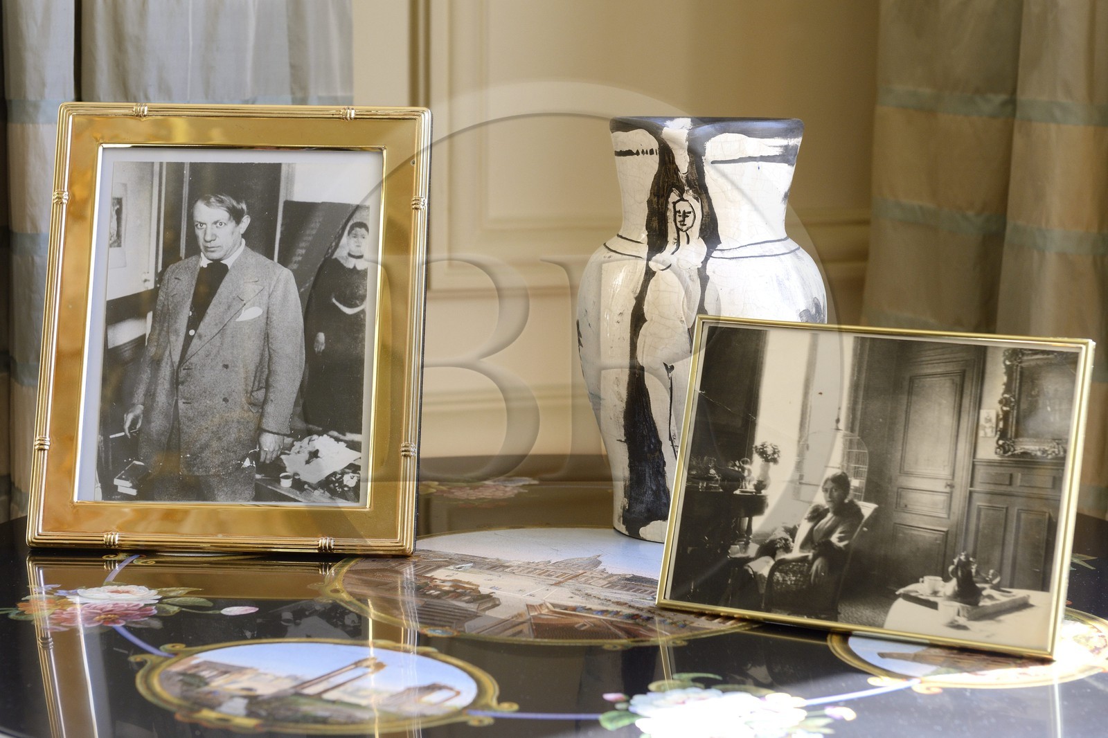 France, Alpes-Maritimes (06), Cannes, la villa La Californie où vécu Pablo Picasso, aujourd'hui renommé le Pavillon de Flore par Marina Picasso, Pablo Picasso et Olga Khokhlova sont à nouveau réunis en photo par leur petite fille Marina