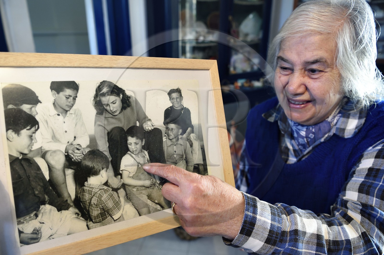 Italie, Sicile, iles Eoliennes, classées Patrimoine Mondial de l'UNESCO, ile de Stromboli, Angeletta, l'épouse du pecheur et peintre Mario Cusolito aujourd'hui décédé, Mario enfant en compagnie d'Ingrid Bergman lors du tournage du film Stromboli en 1950 Italie, Sicile, iles Eoliennes, classées Patrimoine Mondial de l'UNESCO, ile de Stromboli, Angeletta, l'épouse du pecheur et peintre Mario Cusolito aujourd'hui décédé, Mario enfant en compagnie d'Ingrid Bergman lors du tournage du film Stromboli en 1950