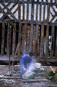 France, Eure (27), Routot, rénovation d'une maison traditionnelle, travail du maçon (colombage et brique)