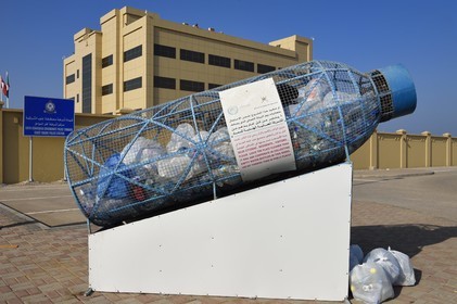 Sultanat d'Oman, gouvernorat de Ash Sharqiyah, port de moderne de Sour,collecte des bouteilles en plastique pour recyclage