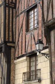 France, Indre et Loire (37), Tours, la place Plumereau et ses maisons à pan de bois du XVe siècle