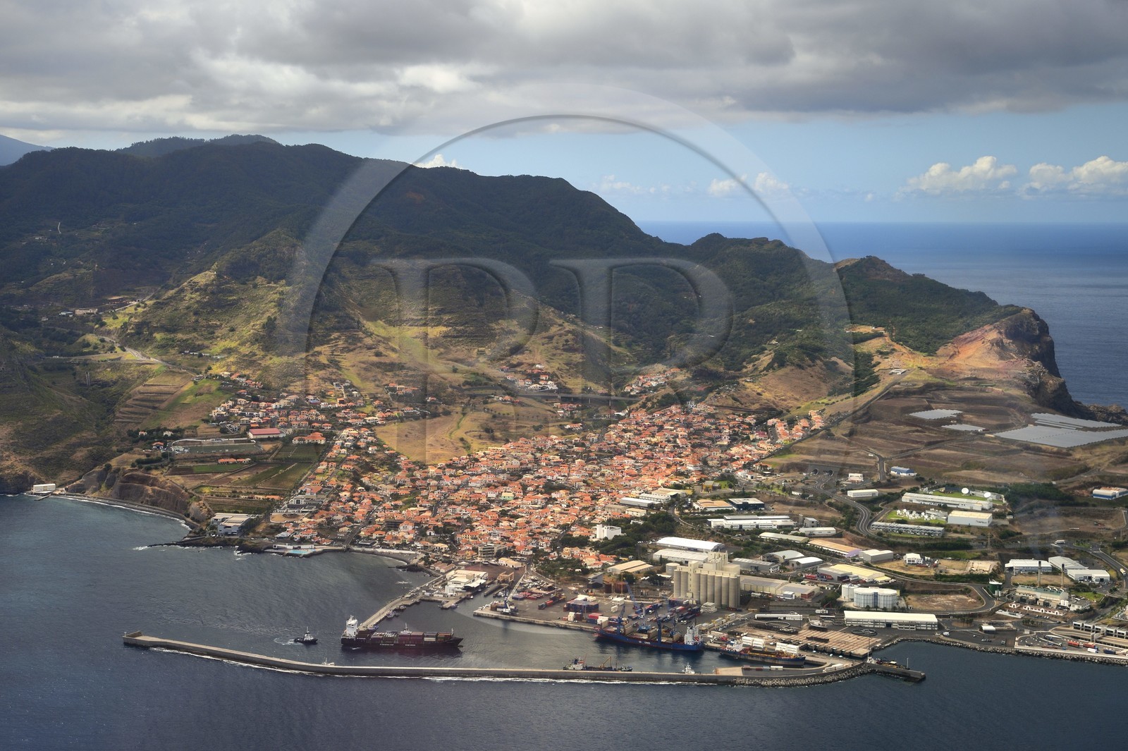 Portugal, Ile de Madère, ville et port de Caniçal vers la Ponta de Sao Lourenço à l'extrême Est de l'ile (vue aérienne)