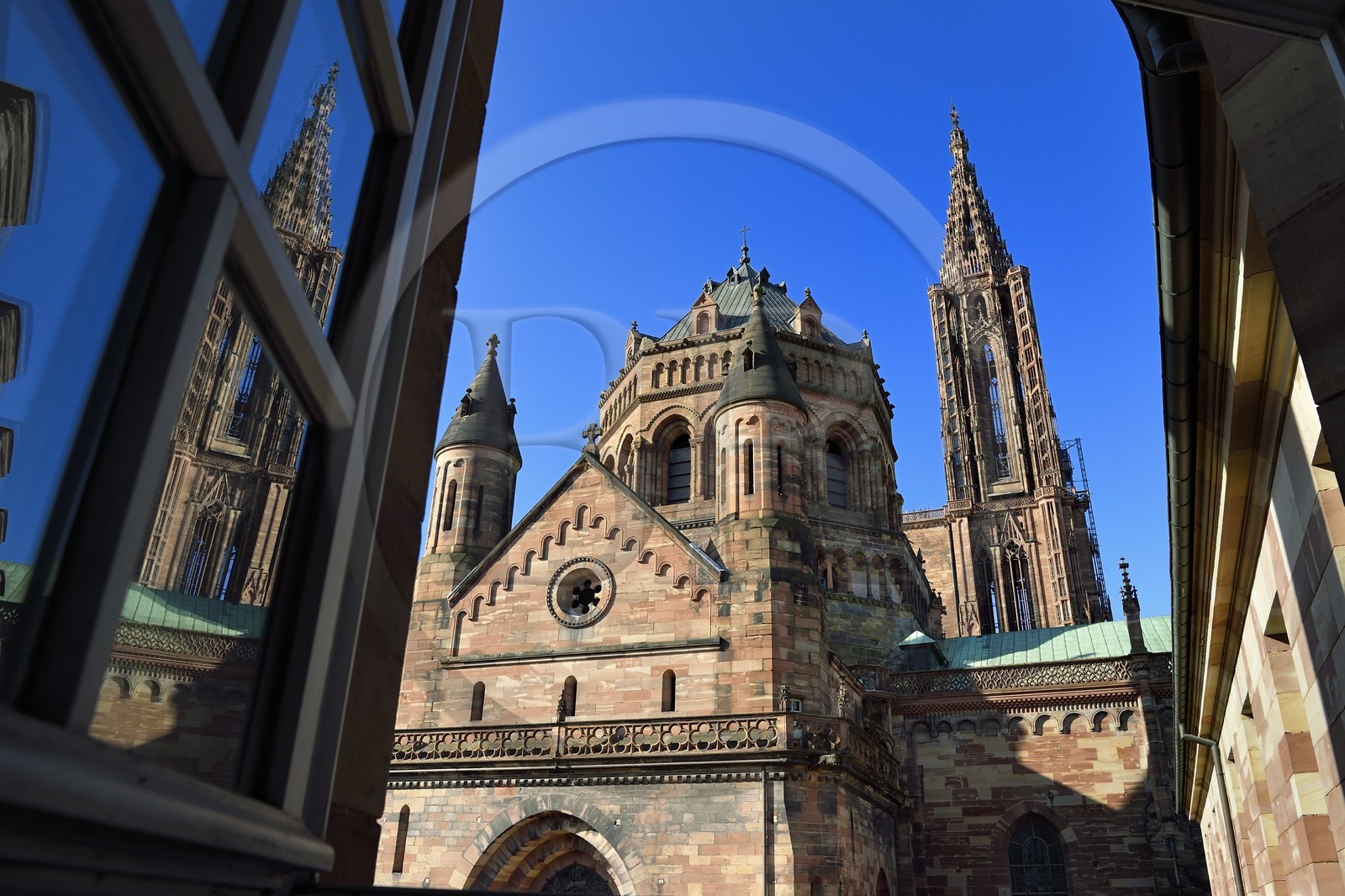 France, Bas-Rhin (67), Strasbourg, vieille ville classée au Patrimoine Mondial de l'UNESCO, la cathédrale Notre-Dame, le Chevet roman vu depuis le séminaire Sainte-Marie-Majeure