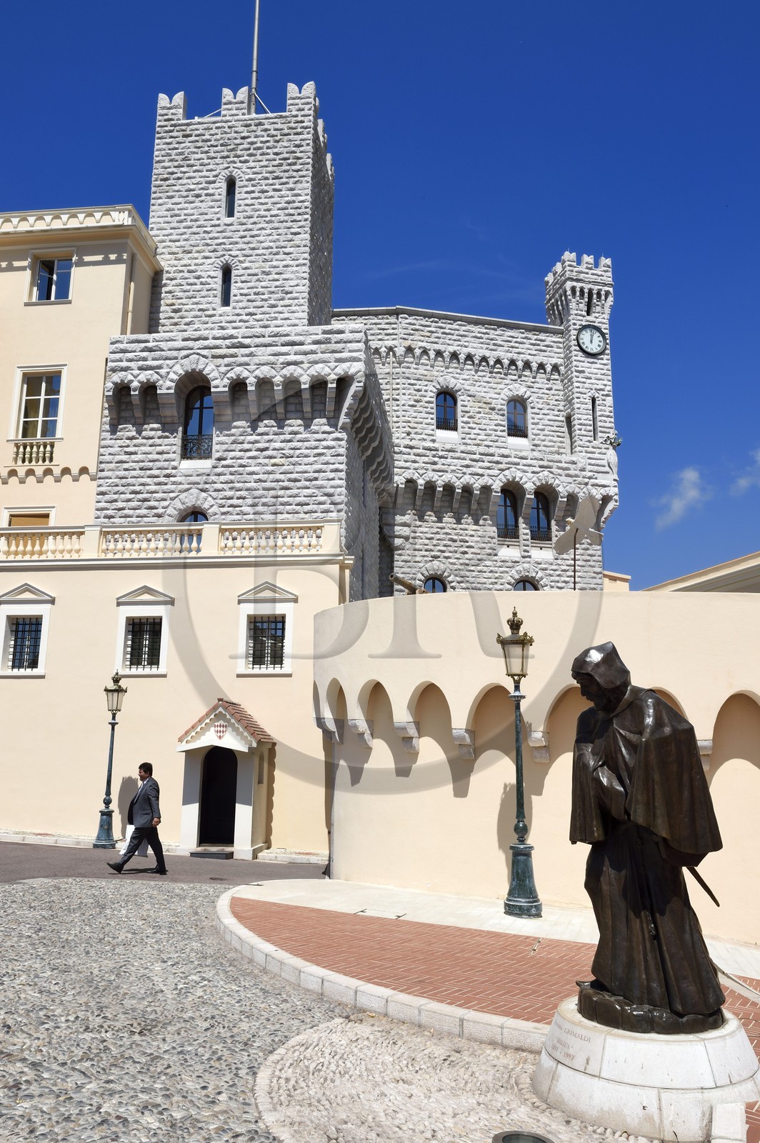 Principauté de Monaco, Monaco, le palais princier sur le Rocher, statue en hommage à François Grimaldi déguisé en moine et fondateur de la dynastie qui porte encore son nom