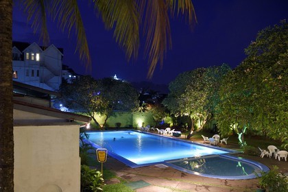 Sri Lanka, province du centre, Kandy, le Queen hotel datant de l'époque coloniale, la piscine