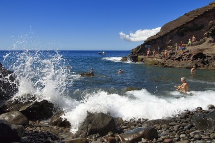 Portugal, Ile de Madère, randonnée dans la réserve naturelle de la Ponta de Sao Lourenço (pointe Saint Laurent) à l'extrême Est de l'ile, petite plage de galet de Cais da Sardinha
