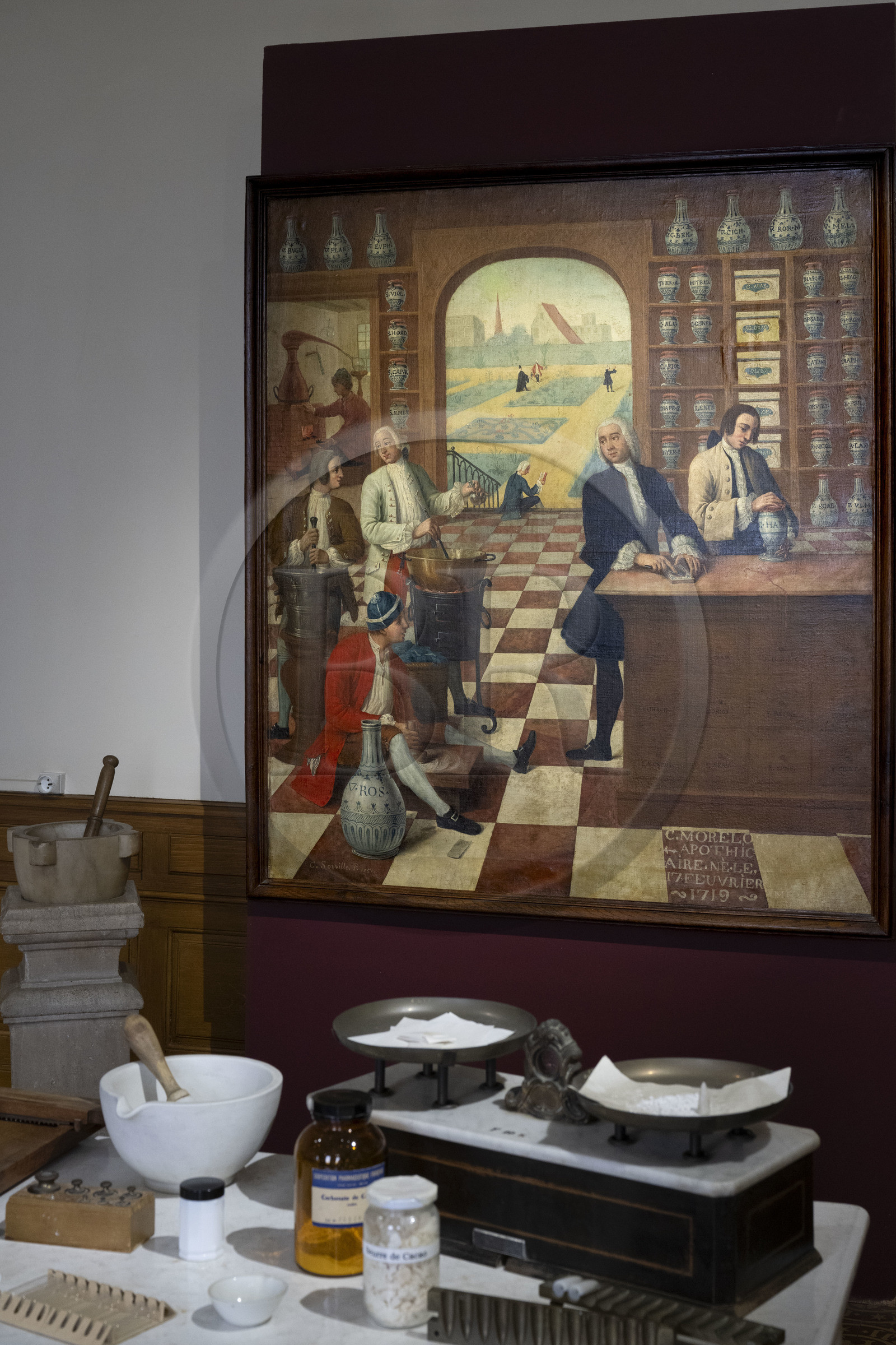 France, Côte-d'Or (21), Beaune, zone classée Patrimoine Mondial de l'UNESCO, Hospices de Beaune, l'Hôtel-Dieu, pièce de l’apothicairerie où se trouvent des anciens alambics, des pièces en faïence, mortiers et une table avec le nécessaire de fabrication de pilules et suppositoires