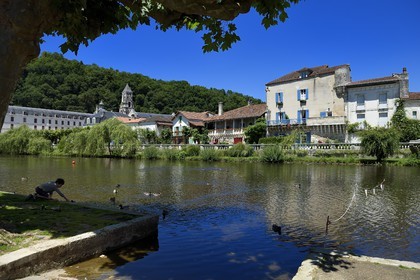 France, Dordogne (24), Brantôme, maisons historiques en bordure de la Dronne et l'abbaye bénédictine Saint-Pierre de Brantôme en arrière plan