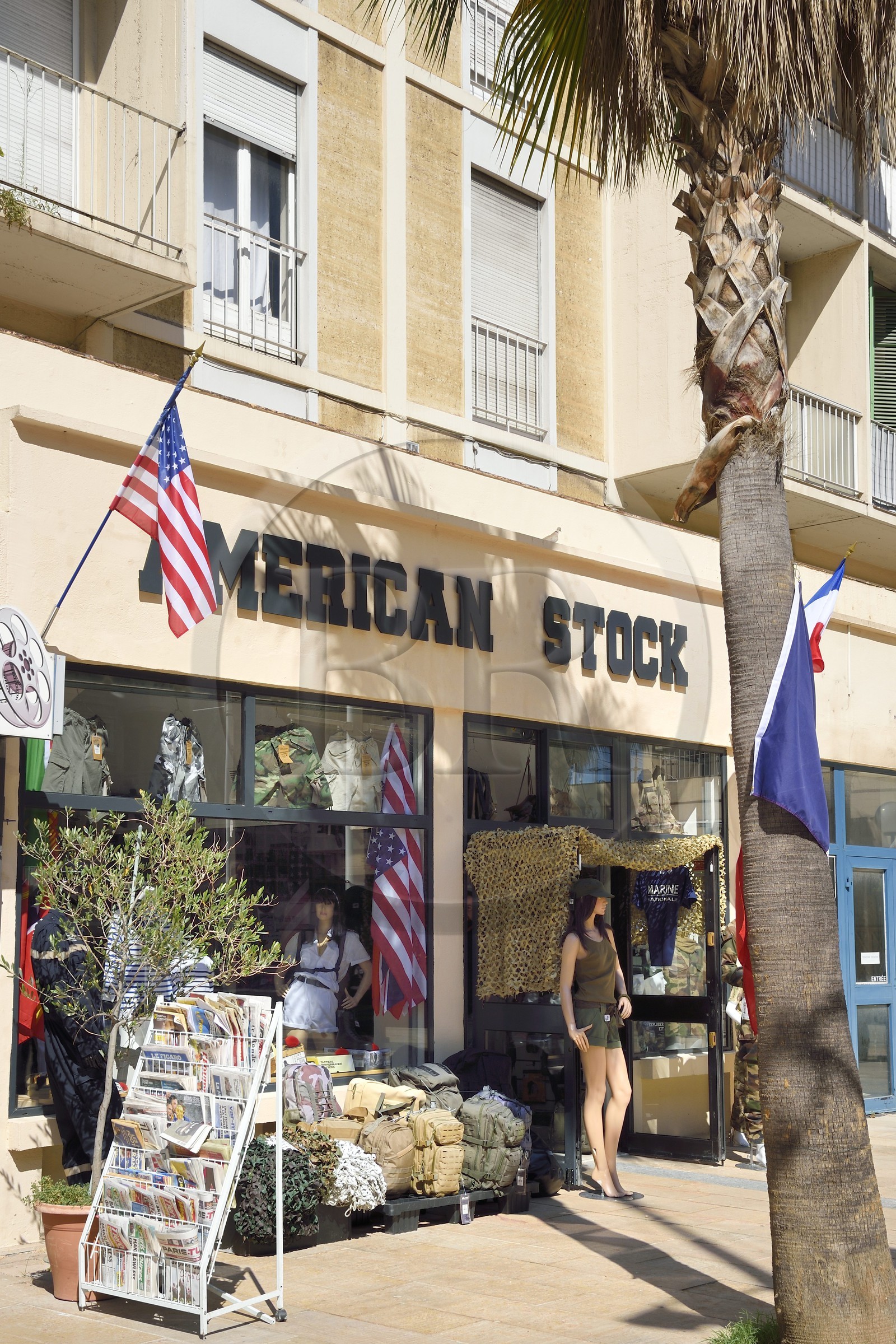 France, Var (83), Toulon, quartier du petit Chicago, magasin de surplus militaire
