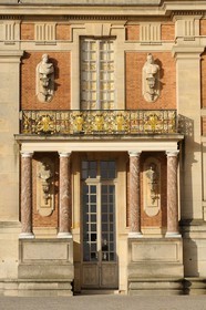 France, Yvelines (78), château de Versailles, classé Patrimoine Mondial de l'UNESCO, façade de la Cour Royale